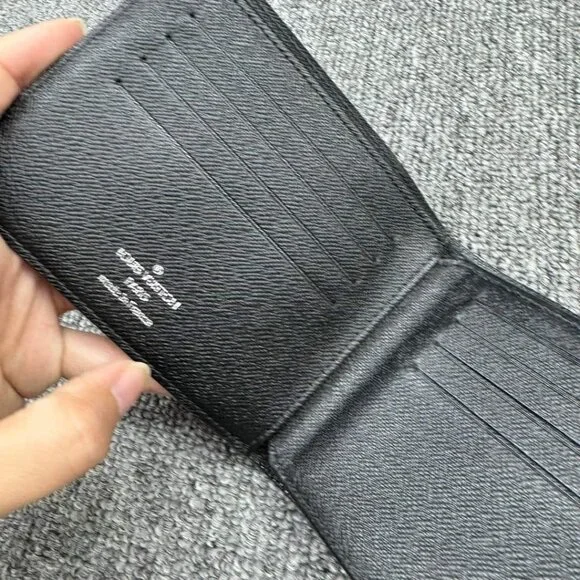 100% Authentic Louis Vuitton Leather Men's Wallet - Picture 4 of 8